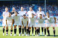 SEVILLA F. C. Temporada 2023-24. Ivan Rakitić, Marko Dmitrović, Nemanja Gudelj, Youssef En-Nesyri, Joan Jordán. Lucas Ocampos, Erik Lamela, Suso, Jesús Navas, Marcos Acuña, KIke Salas. DEPORTIVO ALAVÉS 4 🆚 SEVILLA F. C. 3 Lunes 21/08/2023, 19:00 horas. Campeonato de Liga de 1ª División, LaLiga EA Sports, jornada 2. Vitoria, Álava, estadio de Mendizorroza: 15.308 espectadores. GOLES: ⚽1-0: 7’, Luis Rioja. ⚽1-1: 15’, Abdel Abqar, en propia meta. ⚽1-2: 41’, Erik Lamela. ⚽2-2: 44’, Rubén Duarte. ⚽3-2: 54’, Kike García. ⚽4-2: 59’, Kike García. ⚽4-3: 90+7’, Rafa Mir.