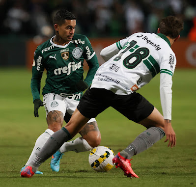 Palmeiras vence o Coritiba e encerra série de quatro jogos com