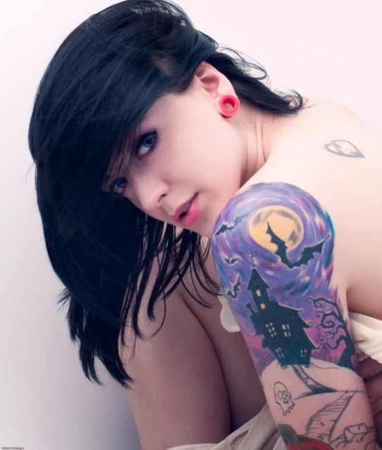 chica con tatuaje femenino, el tatuaje es muy famoso en el 2017