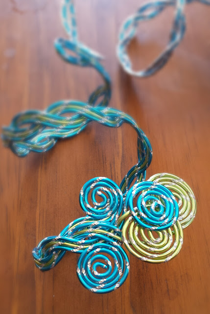 How To: Wire Technique (by Doug Bates CFD). Trying out new desings with Oasis decorative wire. Great for Corsages, armbands, boutonnieres.. whatever! Let your imagination go!