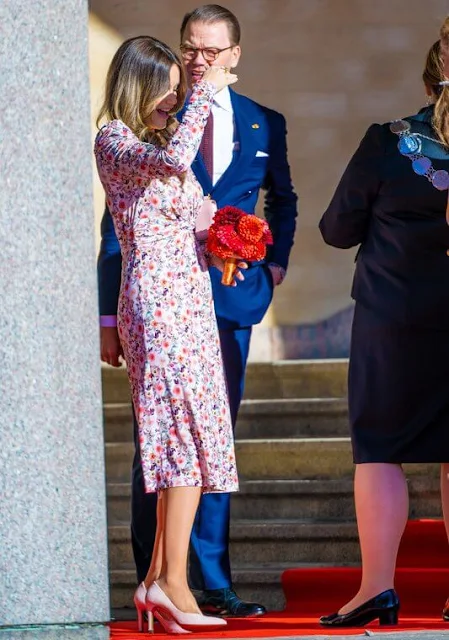 Queen Maxima wore a satin dress by Natan. Princess Victoria wore a botanic dress by Rodejber. Shourouk earrings
