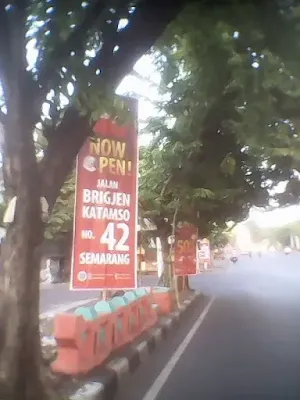 pasang-umbul-umbul-opening-richeese-factory-majapahit-semarang