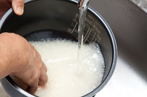 Jangan Buang Air Bekas Cucian Beras, Ini 3 Manfaat Besarnya yang jarang Orang tahu !!!
