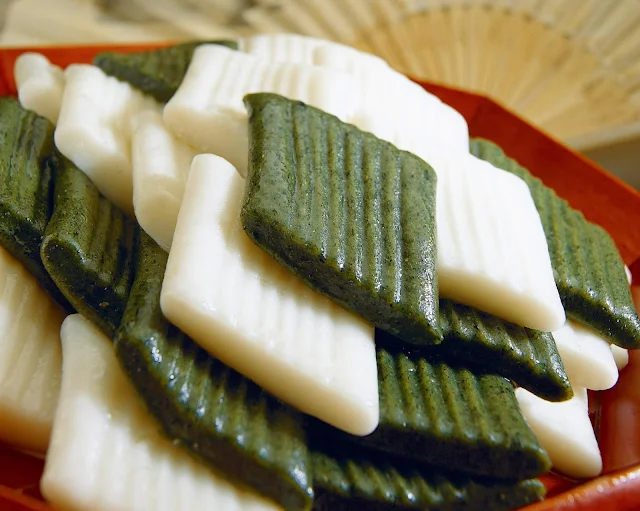 Jeolpyeon-on-a-Wooden-Tray-Mixed-White-and-Mugwort-Jeolpyeon-Photo-Credit-Wikimedia-Commons-wizdata