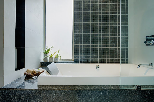 Picture of the marble bath tub in the bathroom