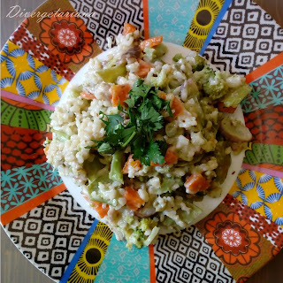 Plato de colores con arroz, verduras y leche de coco