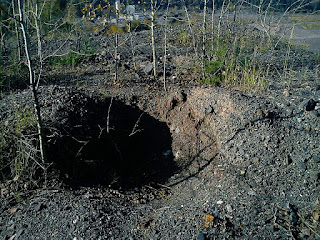 https://commons.wikimedia.org/wiki/File:Dig_hole.jpg