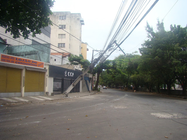 Faz tempo que o Blog chama atenção da prefeitura para as condições dessa gameleira na praça de acesso à Rua Caetité