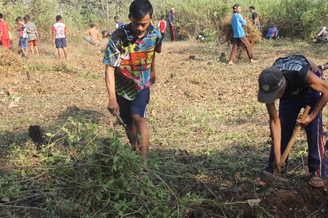 Kerja Bakti Pembuatan Lapangan Voli