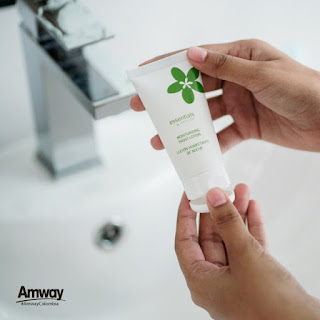 ¡Disminuye la apariencia de las líneas de expresión, mientras duermes!  Loción humectante de noche #essentials ligera y de rápida absorción con extractos botánicos, vitamina E y colágeno, controla el brillo de la piel humectándola y dejándola tersa y suave #TuVidaComoTúLaQuieres