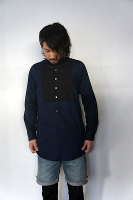 BLACK&BLUE [ ロングシャツ ] 黒×青を着用してうつむいた写真