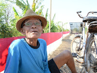 Kakek 90 Tahun, Sambut Baik Pembersihan Kali Sigeleng Brebes