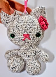 http://translate.google.es/translate?hl=es&sl=en&u=http://www.annoocrochet.com/2014/09/back-to-school-kitty-backpack-buddy.html&prev=/search%3Fq%3Dhttp://www.annoocrochet.com/2014/09/back-to-school-kitty-backpack-buddy.html%26safe%3Doff%26biw%3D1429%26bih%3D961