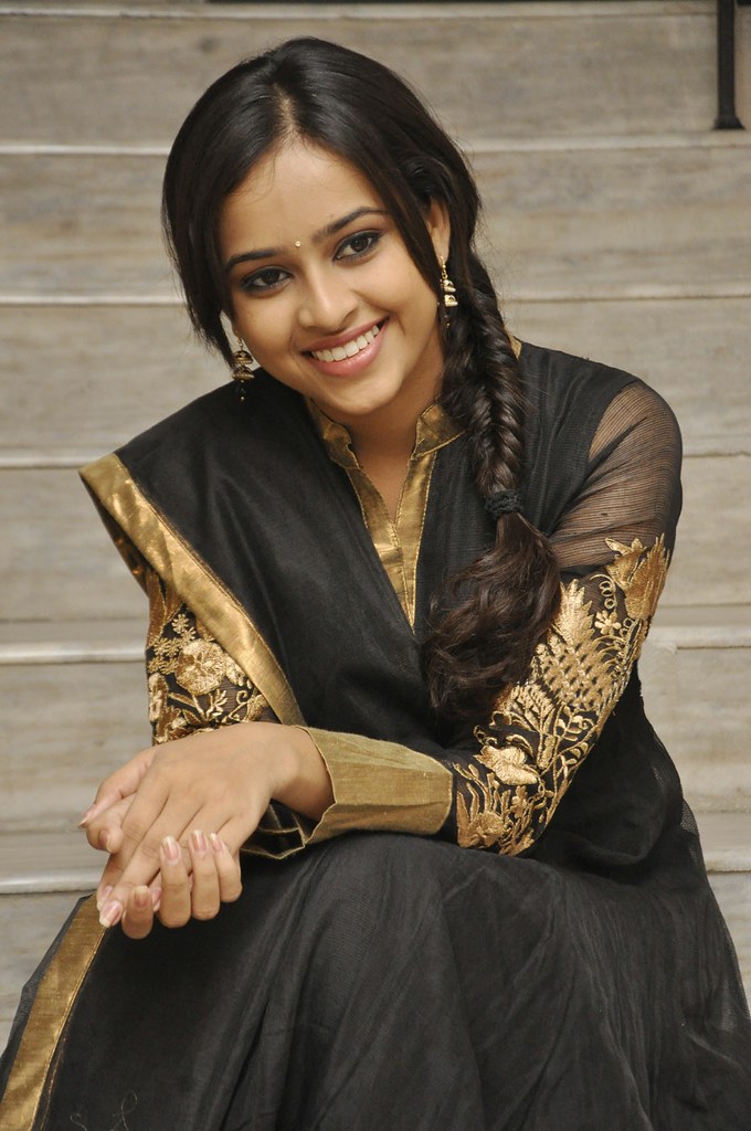 ACTRESS SRI DIVYA WHATSAPP GROUP LINK