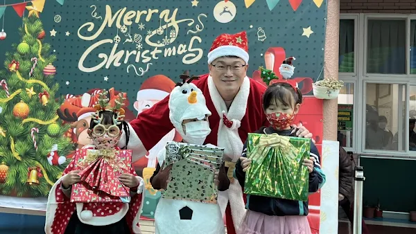 ▲鹿港鎮立幼兒園特地規劃了「玩線樂聖誕」，以幼兒園大班「線」的教學主題，開啟園內主題教學高峰活動與聖誕節慶的內容設計。（記者林明佑翻攝）