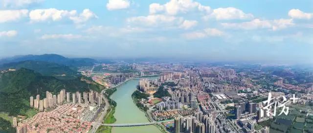 The scenery on both sides of the river in Sihui City.