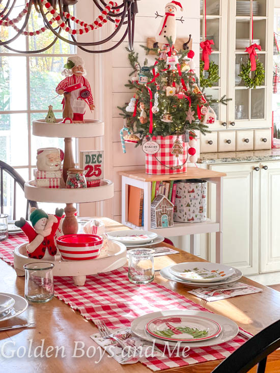 Christmas decor in kitchen - www.goldenboysandme.com