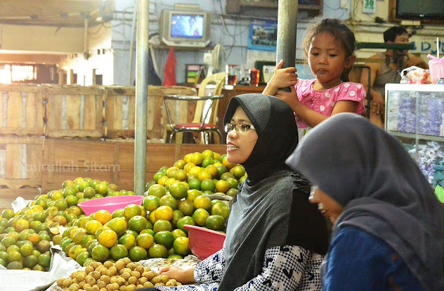 Menemani ibu di pasar