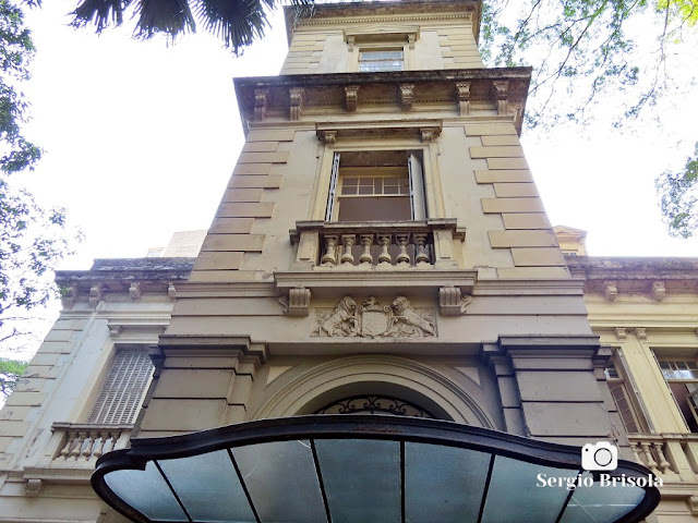 Vista ampla em perspectiva inferior da fachada frontal do Palacete Dona Veridiana - Iate Clube de Santos SP