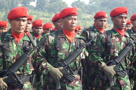 Mengapa Baret  Tentara Miring Kekanan Sedang Polisi Militer 