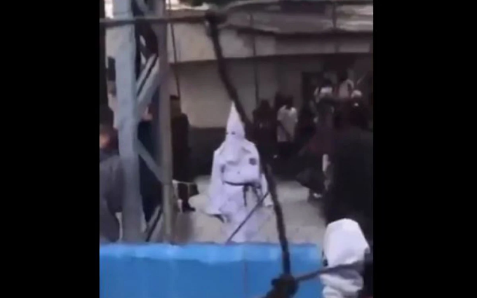 Professor que usou roupa alusiva à Ku Klux Klan é afastado do cargo