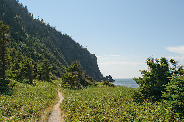 Le sentier devant les falaises du Cap-à-l'Orignal