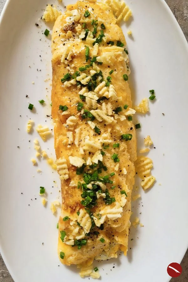Syndey makes an Omelet – Originalrezept für das berühmte Omelett mit Boursin, Schnittlauch und Kartoffel-Zwiebel-Chips von Sydney Adamu aus der neunten Folge „The Bear“, Staffel 2 #frühstücksidee #sonntagsfrühstück #eierspeisen #rühreier #omelette #eieromelette #omelette_mit_käse #boursin #französisch #thebear_fx_series #sydney_adamu #rezepte #brunch_ideen #breakfastbowl #frischkäse #kräuter #schnittlauch #rühreier_mit_käse #arthurstochtekocht #foodblog