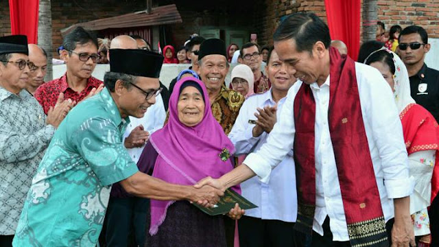  https://paperrnews.blogspot.com/2018/02/jokowi-terlebih-dahulu-curhat-sebagai.html