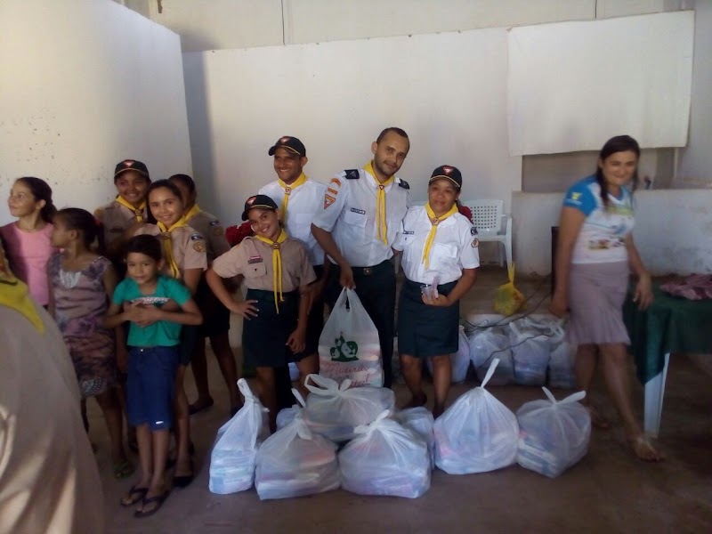Clube de Desbravadores “Guerreiros do Lago” faz entrega de cestas básicas para famílias carentes em Lago da Pedra