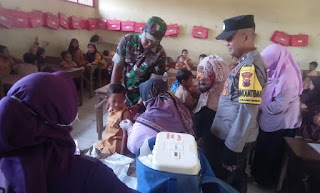 Sinergitas TNI-Polri  Bhabinkamtibmas dan Babinsa Desa Batu  Giat Monitoring Bulan Imunisasi Anak Sekolah