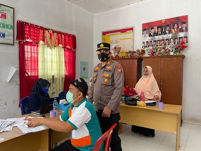 Polsek Lima Puluh Monitoring Vaksinasi Di SDN Desa Perupuk Kecamatan Lima Puluh Pesisir