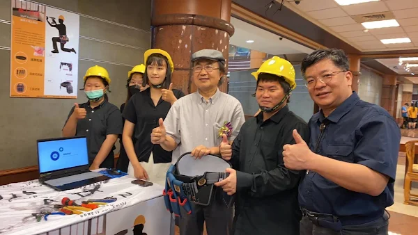 ▲建國科大設計學院院長林清鏡讚許同學設計成果豐碩。（記者林明佑翻攝）