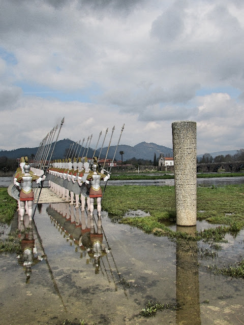 Esculturas dos soldados romanos na margem do rio LIma