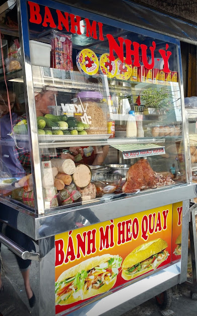 The banh mi cart of Phuong Hoang III in Tan Dinh ward.