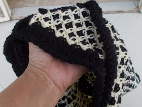 Sweet Nothings Crochet free crochet pattern blog, free crochet bag pattern, photo showing handle looped through top of bag,