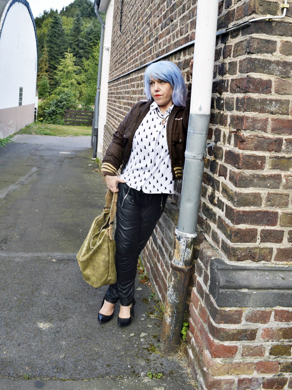 Autumn Streetstyle with Blouse & Retro adidas Blouson - Outfit photo shoot for the complete Weeken