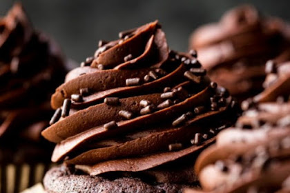 Super Moist Chocolate Cupcakes #dessert #chocolate