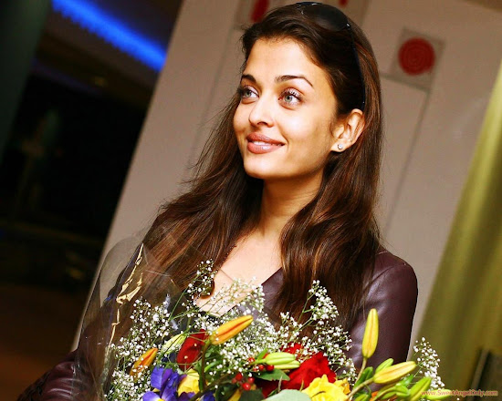 aishwarya_rai_beauty_in_flowers_1280x1024