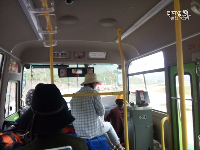 2017年，色達縣城公車