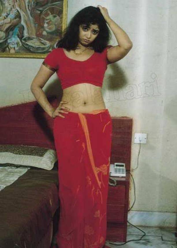 Very Sexy Mallu Aunty Showing Hot Navel & Spicy Blouse