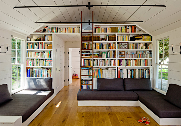 design-living-room-with-bookshelves