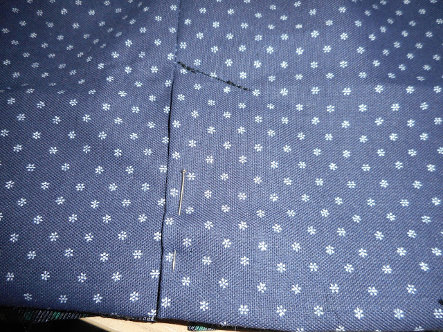 Coser pespunte diagonal sujetando ambos pliegues.