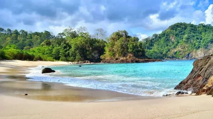 Wisata Pantai Teluk Hijau (Banyuwangi, Jawa Tengah)