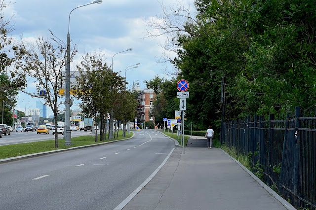 Можайское шоссе, справа – спортивный комплекс «Кунцево»