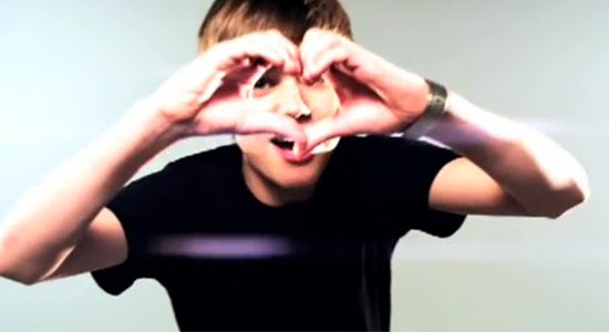 justin bieber heart symbol. Love Heart Justin Bieber. to flash the heart sign at