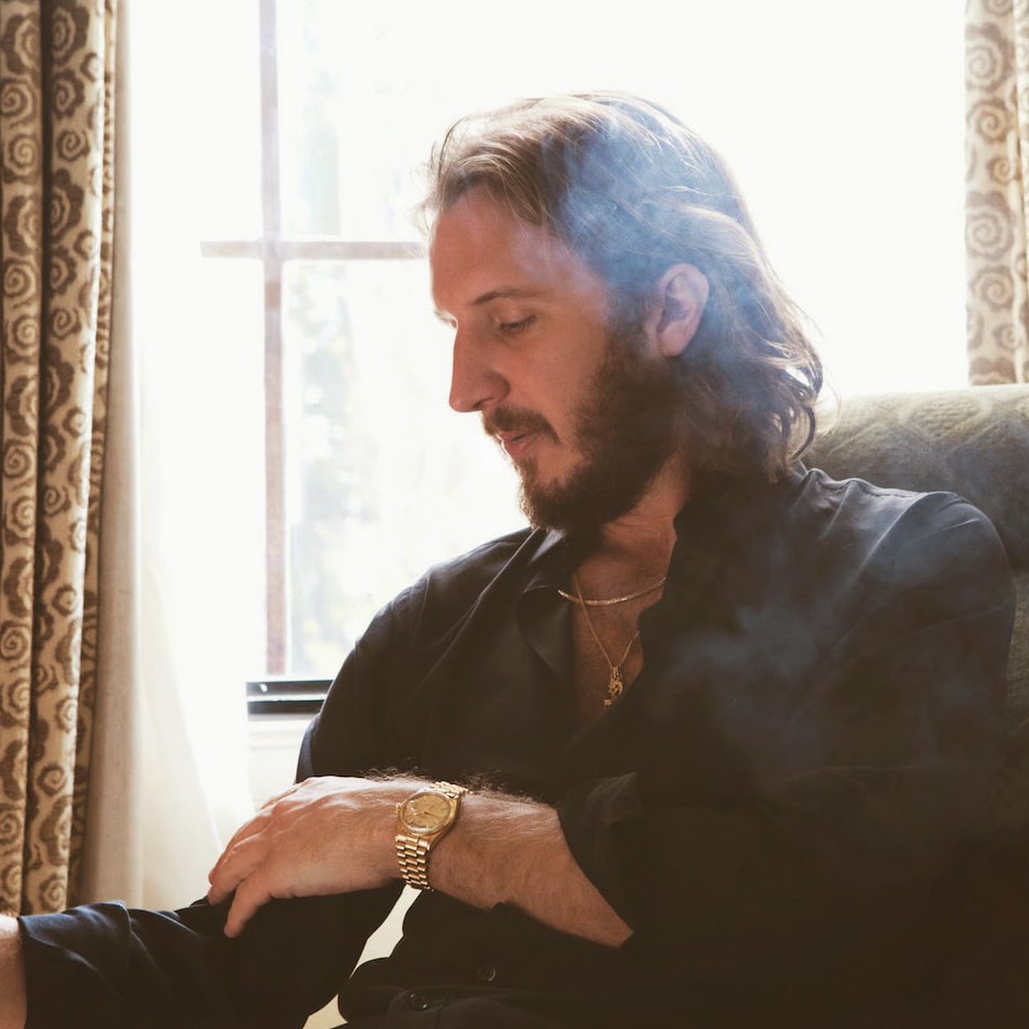 As alucinações psicodélicas de Emile Haynie no videoclipe de ‘Falling Apart’