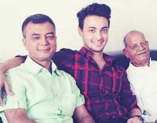 Aayush Sharma bersama ayah dan kakeknya