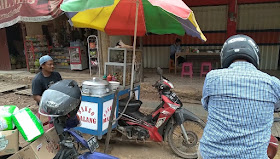 Bakso Malang rombong di jalan poros Kabo Sangatta Utara Kutim