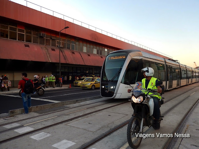 VLT em frente à Rodoviária Novo Rio e o motociclista sinalizando o caminho