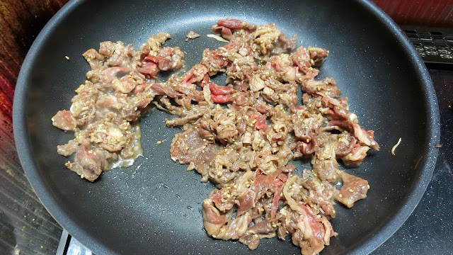 続けて同じフライパンに下味をしておいた牛肉を入れて焼きます。